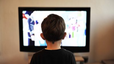 Ett barn som tittar på tv