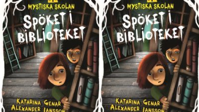 Två barn kikar fram bakom en bokhylla. Ovanför barnen står texten Spöket i biblioteket.