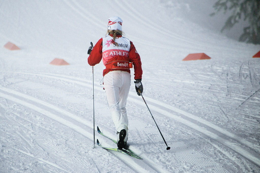 Therese Johaug i skidspåret påväg bort.