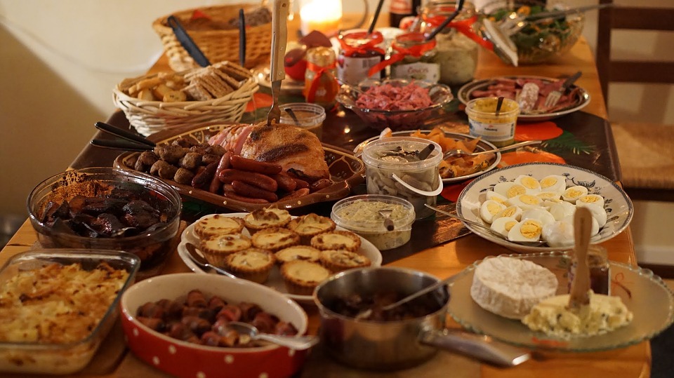 Ett uppdukat traditionell julbord.