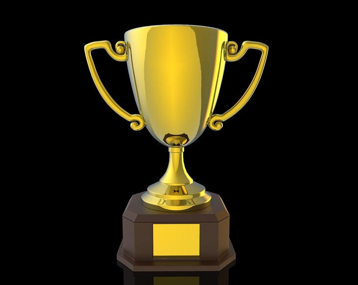 En stor guldig pokal.