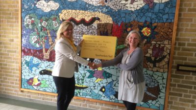 Gunilla Oldén tar emot Värdebevis på 3000 kronor till klassen från Monica Jönsson på Sparbanken Syd.