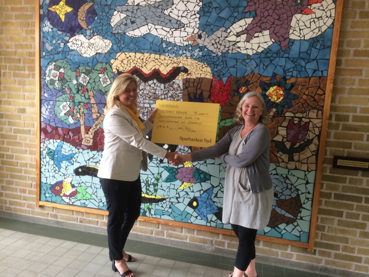 Gunilla Oldén tar emot Värdebevis på 3000 kronor till klassen från Monica Jönsson på Sparbanken Syd.