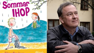 En bild på boken och en på författaren. På boken är en ritad bild på två barn. Ett badar i en sjö med baddräkt på sig. Det andra barnet står på stranden och håller på att ta av sig sina byxor. Han har kort hår som står taggigt upp. Författaren står utanför ett hus. Han har lagt armarna på något och tittar upp i himlen. Han har grått hår och rynkor i pannan. Han har en skjorta och en höstjacka.