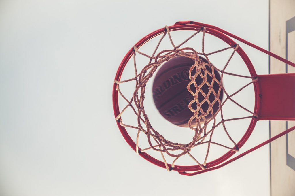 En basketkorg med en basketboll i
