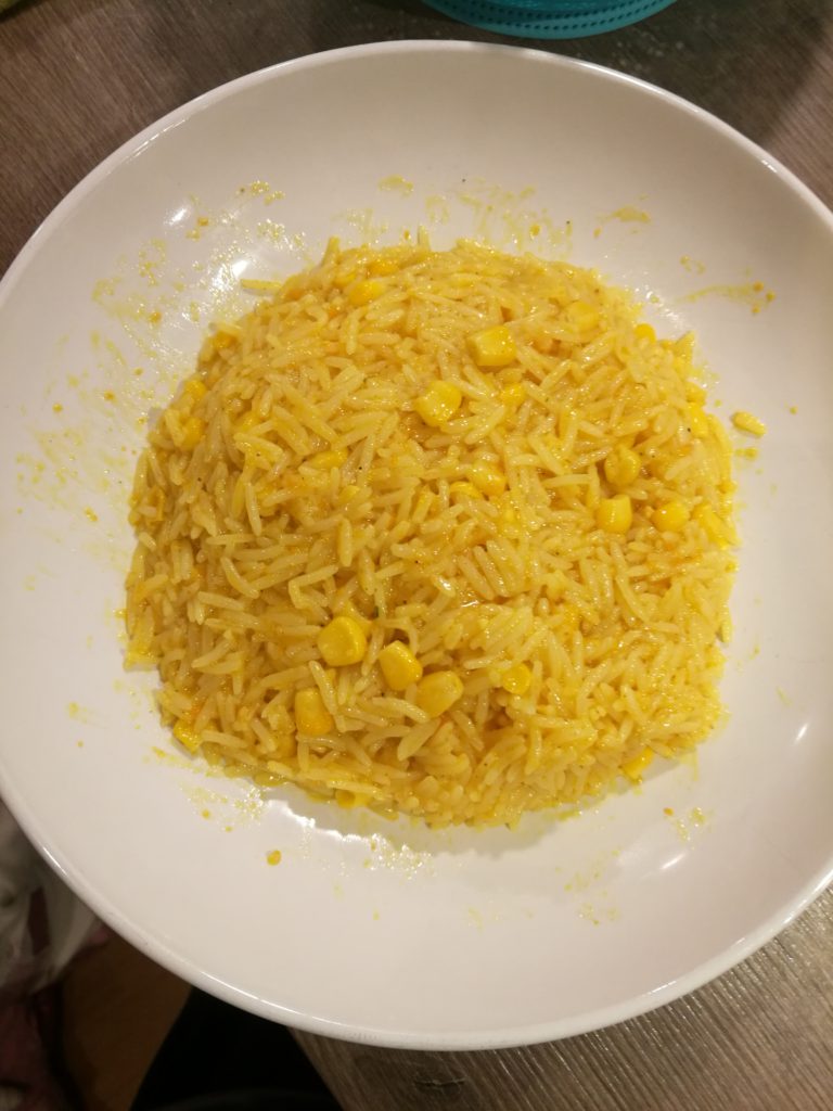 En tallrik med ris och majs