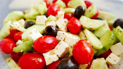 Närbild på grekisk sallad.