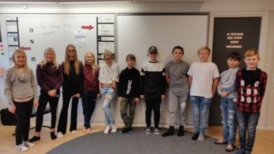 Eleverna i klass 5 på Sjösa skola har snurrat sina tröjor på bilden.