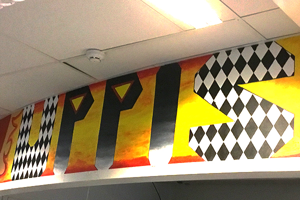 Foto på en målad skylt där det står "Uppis"