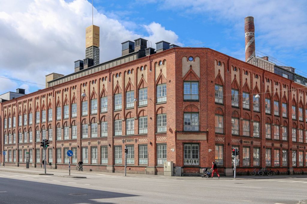 En brun byggna med ett kakaopaget på taket