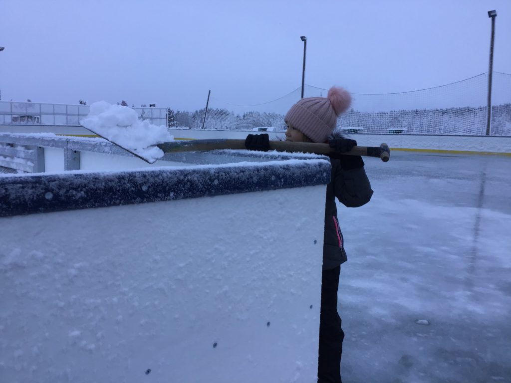 Foto på Nora Svedjestrand som skottar snö.