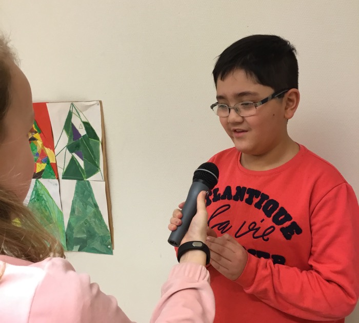 Ella håller en mikrofon mot Martin.