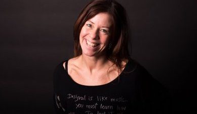 Närbild på Annika mot en svart bakgrund.