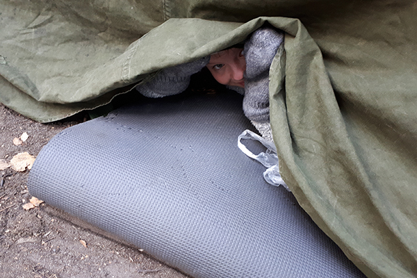 Sylva Appelblad kikar ut ur tältet.