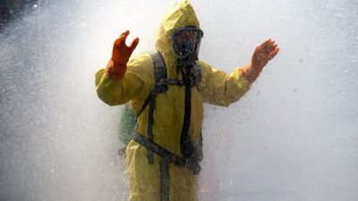 Bild på person med skyddskläder på sig.