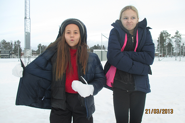 Mia Ström och Ida Hällman ute i kylan.