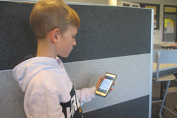 Här står Oliver Loisel och håller i en mobil med kedjebrevet på.