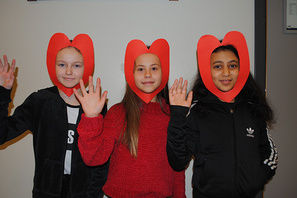 Foto på artikelförfattarna klädda i hjärtan.