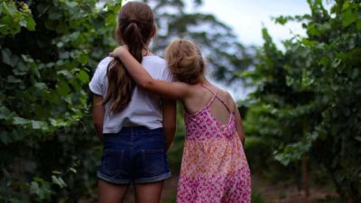 Två tjejer håller om varandra