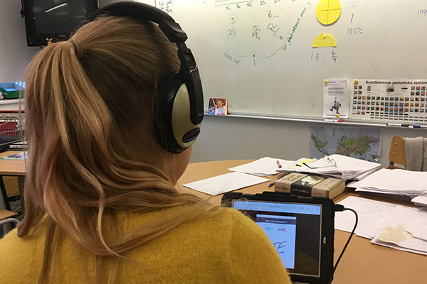 Svea lyssnar på Yanny/Laurel