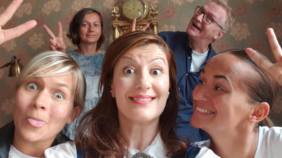 Bild på Nisti Stêrk tillsammans med kollegor. Alla stojar gör knasiga miner.