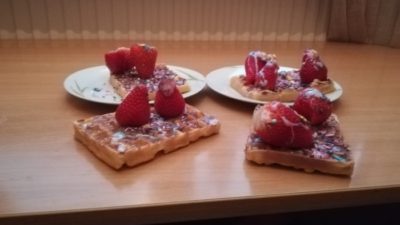 Våfflor dekorerade med jordgubbar.