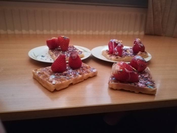 Våfflor dekorerade med jordgubbar.