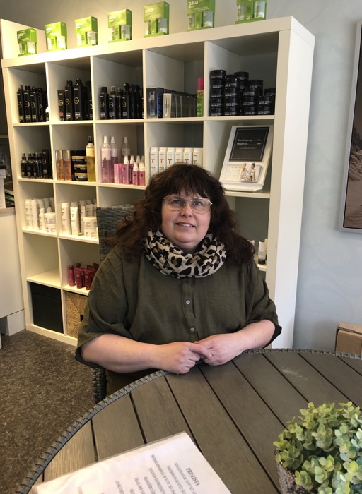 Frisören Camilla i sin salong