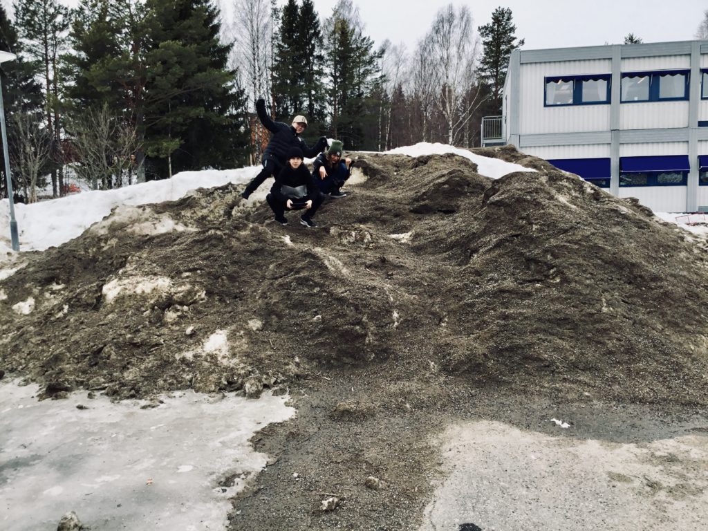 Elever högst upp på en grushög.