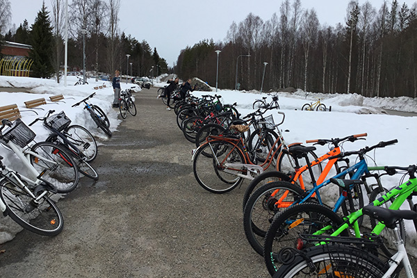 Foto på cyklar och snö.