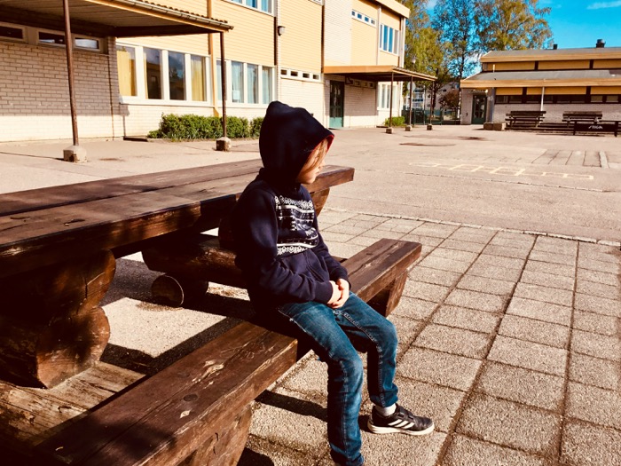 Pojke ensam på skolgården