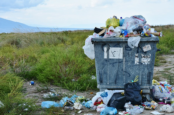 Foto på en överfull sopcontainer.