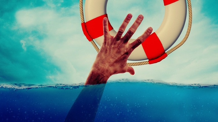 hand sträcker sig mot livboj