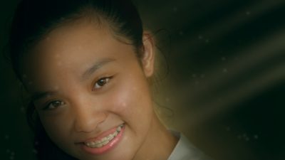 Glad flicka med tandställning.