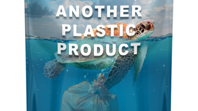 Skäldpadda simmar i havet med en plastpåse under sig.