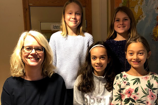 Foto på Malin Stehn tillsammans med eleverna som skrivit reportaget.