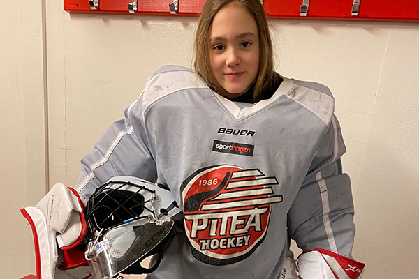 Freja Johansson i full målvaktsmundering.