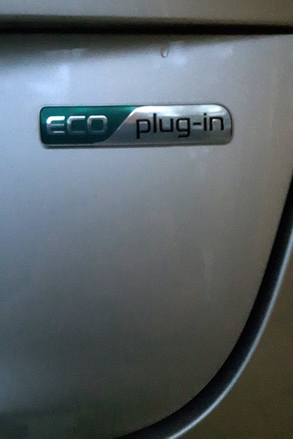 Foto på ett eluttag på en elbil.