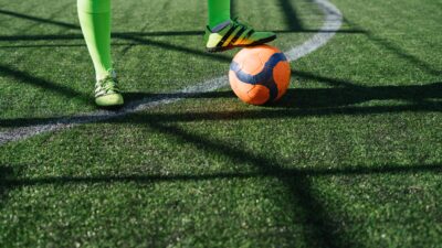 En person som spelar fotboll