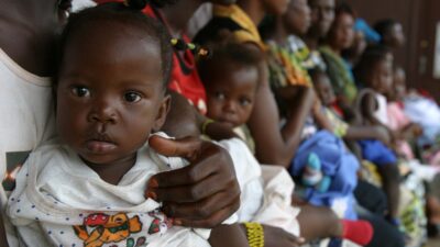 Barn som blir vaccinerade mot Polio