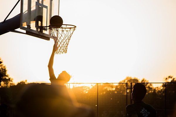 En basketkorg i motljus.