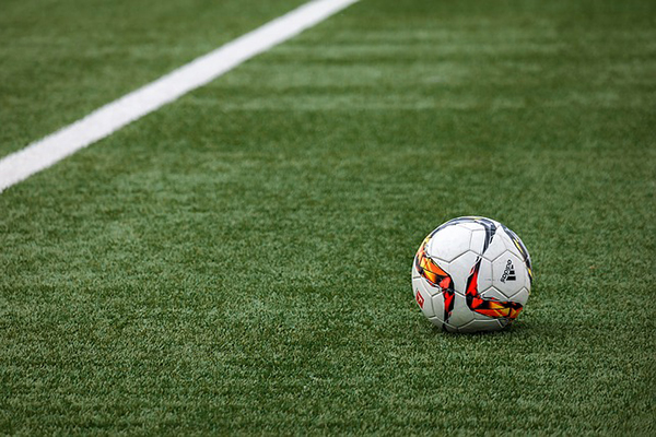 Konstgräsplan samt en fotboll.