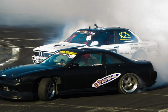 Bilar som spinner med sina hjul.