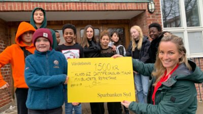 Frans tar emot pris från sparbanken Syd