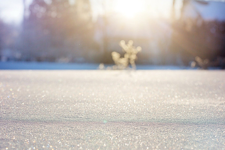 Foto på snö som ligger på marken.