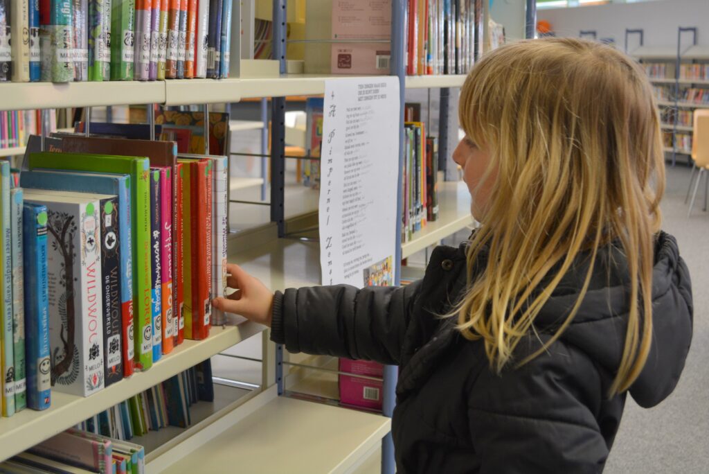 En tjej på ett bibliotek