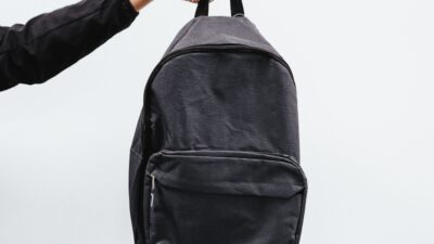 En hand som håller i en ryggsäck