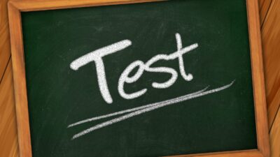 Ordet test skrivet på en tavla