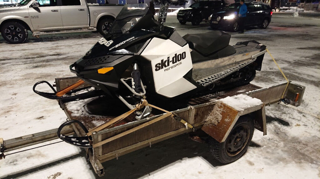 En skoter som står på ett släp.