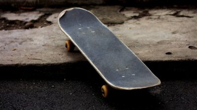 Roboten LEO kan åka skateboard.